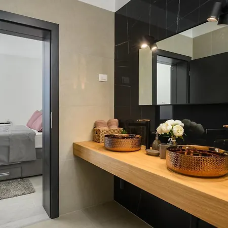 De La Vie With Heated Swimming Pool *