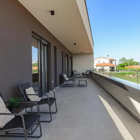 De La Vie With Heated Swimming Pool 빌라