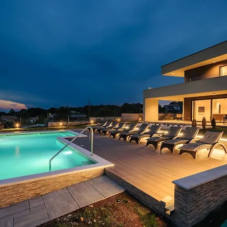 De La Vie With Heated Swimming Pool 빌라
