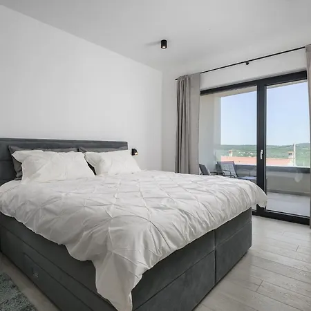 De La Vie With Heated Swimming Pool *