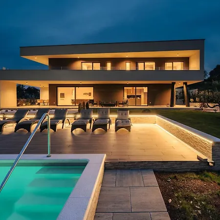Villa De La Vie With Heated Swimming Pool *