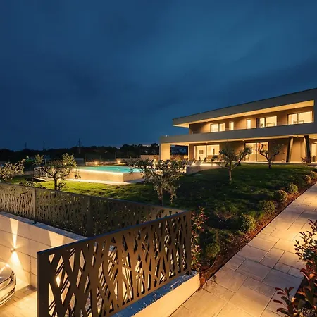Villa De La Vie With Heated Swimming Pool *